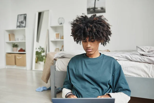 Africký americký teenager pomocí notebooku — Stock fotografie