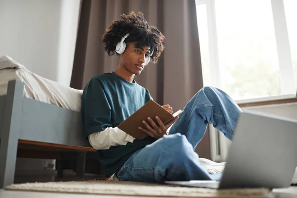 Afro-americano adolescente ouvindo música — Fotografia de Stock