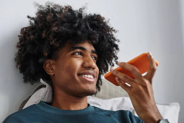 Unge man talar med Smartphone närbild — Stockfoto