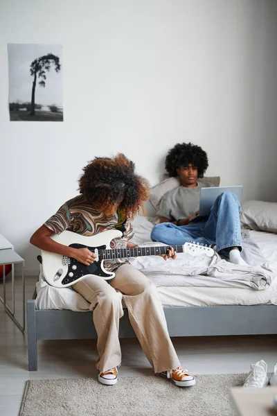 Adolescentes Tocando música en casa —  Fotos de Stock