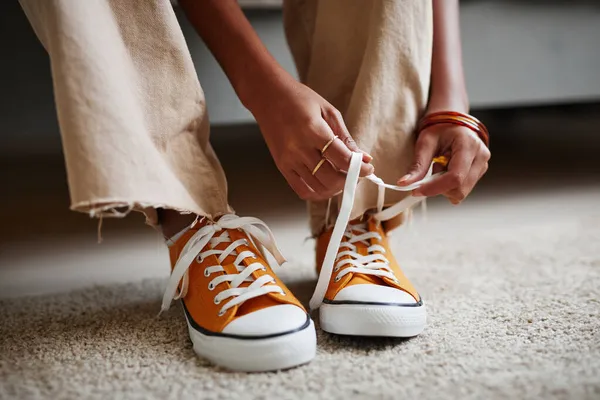 Meisje strikken schoenen close up — Stockfoto