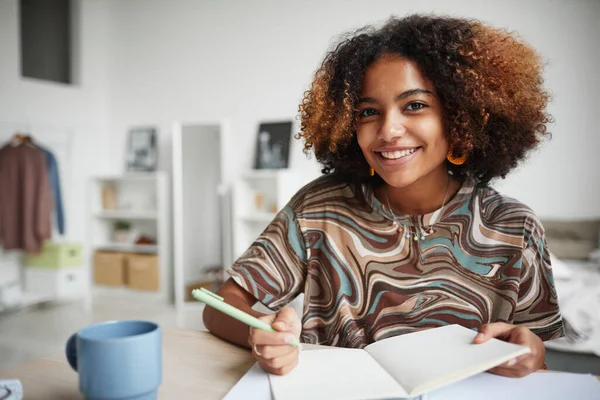 Menina estudando em casa — Fotografia de Stock