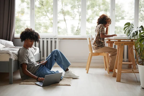 Jovens estudando em casa — Fotografia de Stock