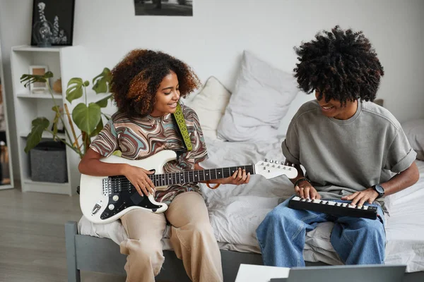 Afrikanska amerikanska tonåringar spelar musik — Stockfoto