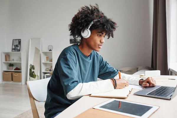 Adolescente che fa i compiti a casa Vista laterale — Foto Stock