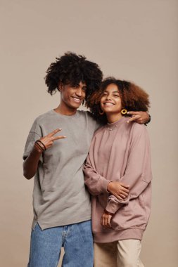 Doğal Saçlı Afro-Amerikalı Genç Çift