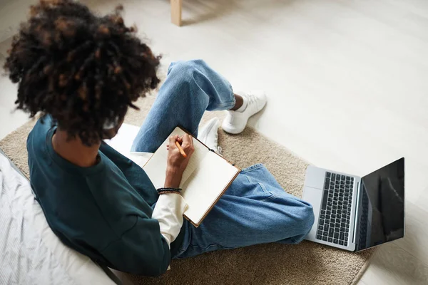 Ragazzo adolescente che studia alto angolo — Foto Stock