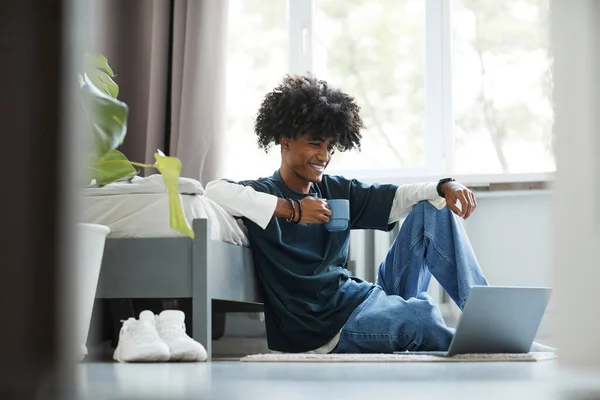 Leende afroamerikansk tonåring Använda laptop — Stockfoto