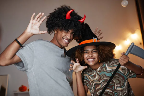 Coppia che indossa costumi di Halloween a casa — Foto Stock