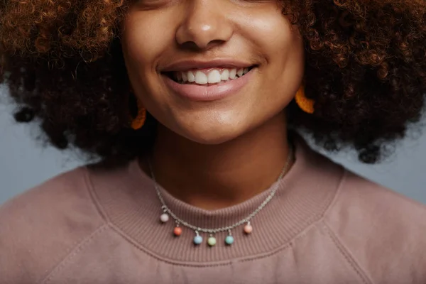 Sorrindo menina afro-americana Close Up — Fotografia de Stock