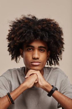 Doğal Saçlı Yakışıklı Genç Adam