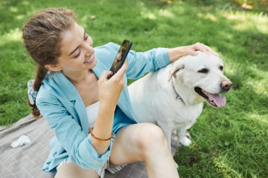 Park 'ta Köpeğin Fotoğraflarını Çeken Genç Kadın