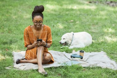 Park 'ta Çimlerde Siyah Genç Kadın