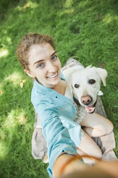 Mujer tomando selfie con perro —  Fotos de Stock