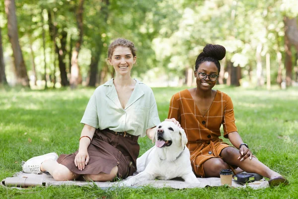 Portret van twee jonge vrouwen met hond — Stockfoto