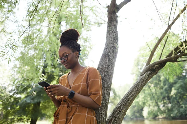Afroamerikansk ung kvinna i Park — Stockfoto