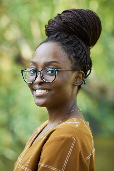 Smilende, afroamerikansk kvinne utendørs – stockfoto