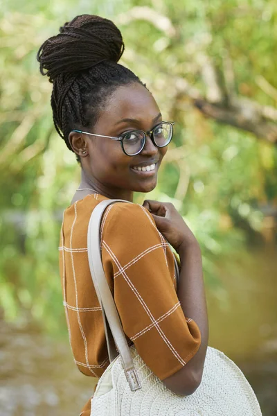 Afrikansk amerikansk kvinna ler i Park — Stockfoto