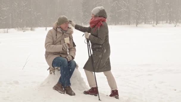 Zijaanzicht Van Gelukkig Senior Paar Met Palen Voor Nordic Walk — Stockvideo