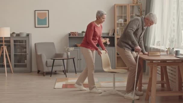 Plný Staršího Bělocha Holí Sedícího Dne Židli Vedle Stolu Obývacím — Stock video