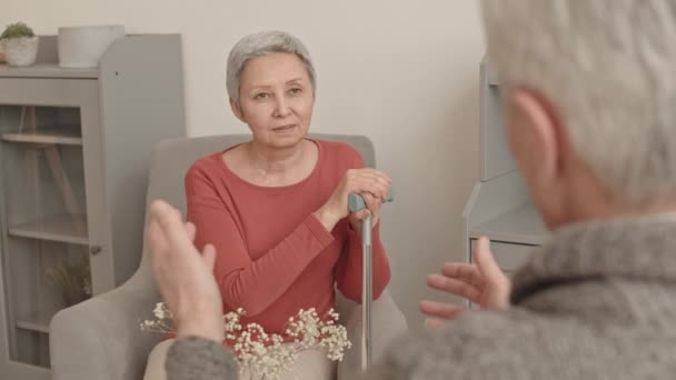 Orta Boylu Bastonlu Yaşlı Bir Asyalı Kadının Gündüz Vakti Oturma — Stok video