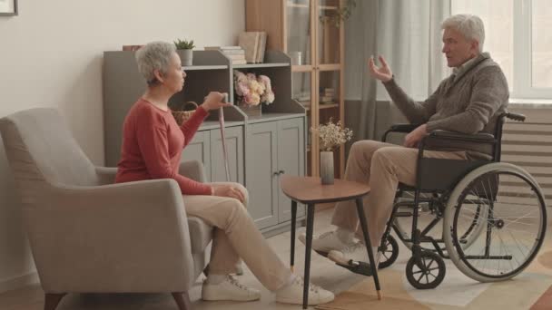 Visão Lateral Completa Homem Caucasiano Mais Velho Cadeira Rodas Conversando — Vídeo de Stock