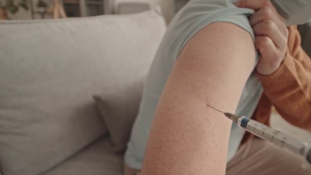 Handhållen Pov Oigenkännlig Läkare Som Ger Injektion Covid Vaccin Till — Stockvideo