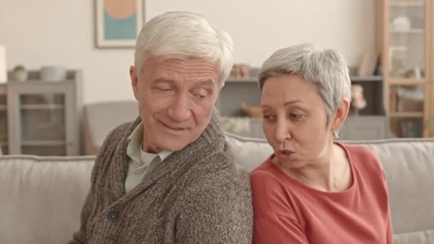 Petto Vista Laterale Felice Uomo Anziano Caucasico Donna Asiatica Seduta — Video Stock
