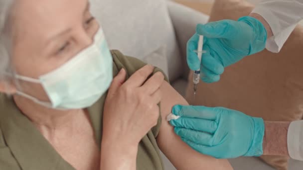 Wysoki Kąt Przyciętej Starszej Azjatki Masce Kanapie Dostającej Szczepionkę Covid — Wideo stockowe