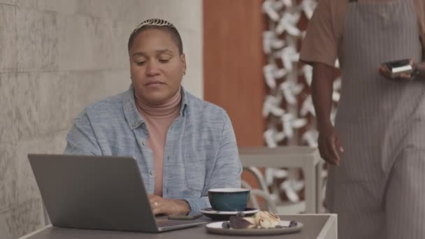 Peito Jovem Mulher Biracial Sentado Mesa Livre Usando Computador Portátil — Vídeo de Stock