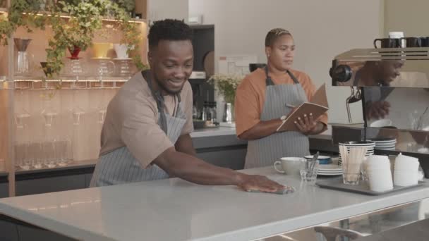 Medio Largo Camarera Biracial Femenina Usando Delantal Pie Detrás Del — Vídeos de Stock