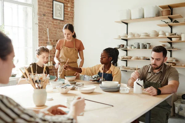 Diverse Group of People in Pottery Studio — Stock Photo, Image