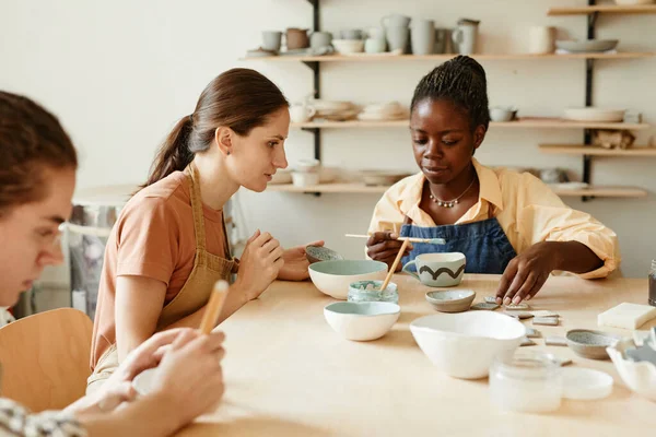 Γυναίκες σε Pottery Studio — Φωτογραφία Αρχείου