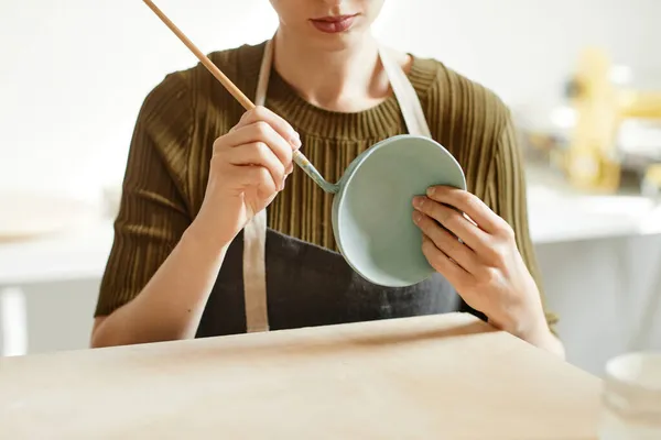 Ung kvinna som skapar keramik Minimal — Stockfoto