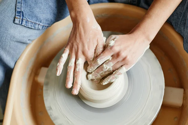 Жінка формує кераміку на колесі крупним планом — стокове фото