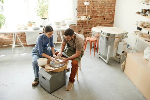 Couple en studio de poterie Minimal — Photo