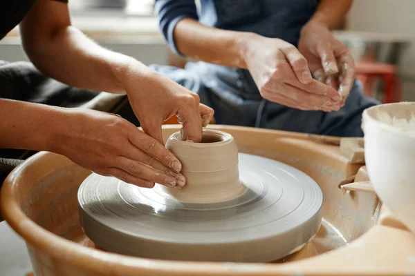 Mulher que dá forma à cerâmica na roda de cerâmica — Fotografia de Stock