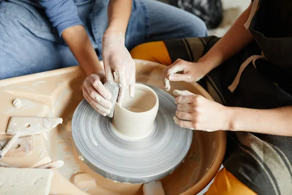 Формування рук кераміка на гончарному колесі — стокове фото
