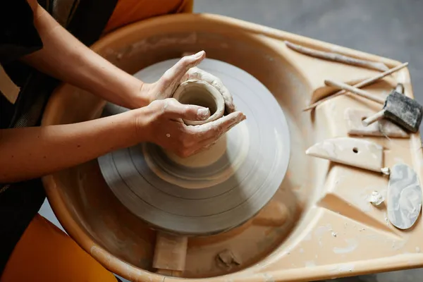 Жіночі руки Формування кераміки на гончарному колесі — стокове фото