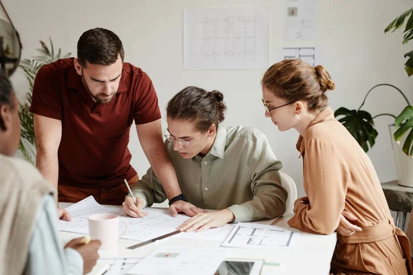 Equipo de Arquitectos en Encuentro — Foto de Stock