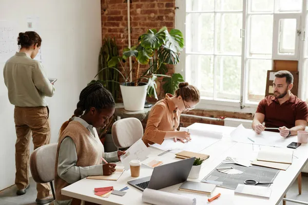 Diverse team af arkitekter i Office - Stock-foto