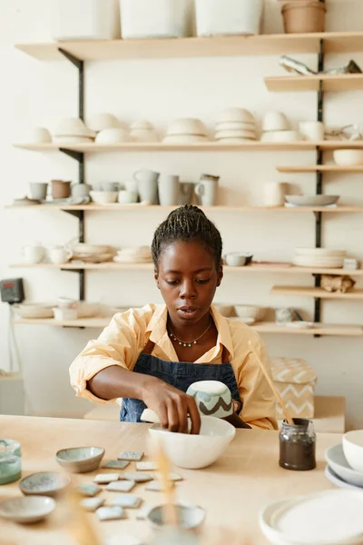 Жінка створює кераміку в студії — стокове фото