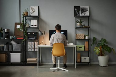 Home Office Back View 'da çalışan adam.