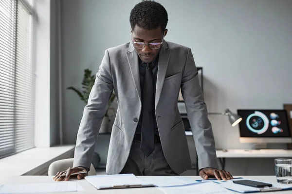 Modern afroamerikansk affärsman i tjänst — Stockfoto