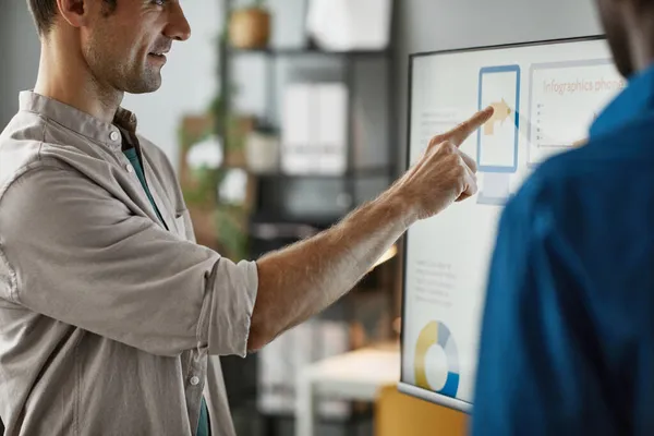 Mensen met behulp van digitale whiteboard in Office — Stockfoto