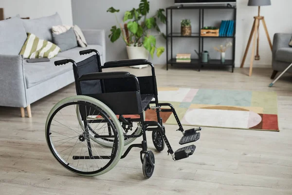 Wózek inwalidzki w domu — Zdjęcie stockowe
