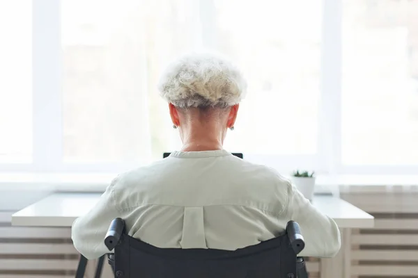 Anziana donna in sedia a rotelle indietro vista — Foto Stock