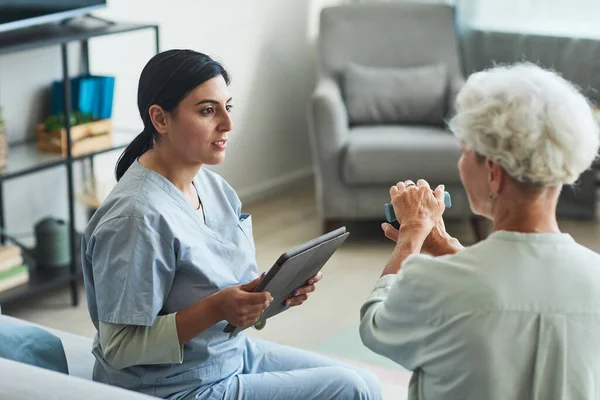 Pielęgniarka rozmawia ze starszym w domu spokojnej starości — Zdjęcie stockowe