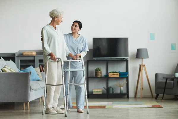 Krankenschwester hilft Seniorin im Altenheim — Stockfoto