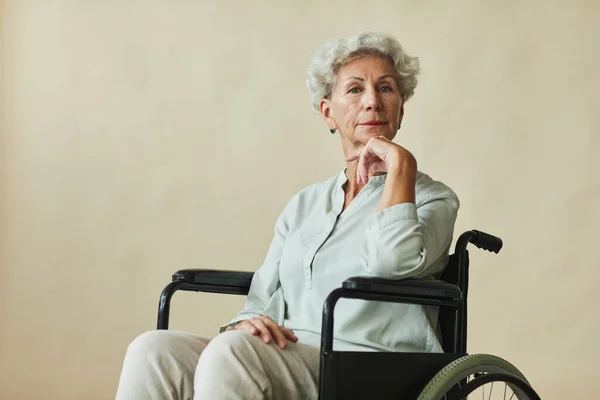 Ritratto di donna anziana in sedia a rotelle — Foto Stock